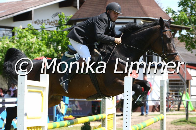 005M5323_Curani_L Springen.JPG